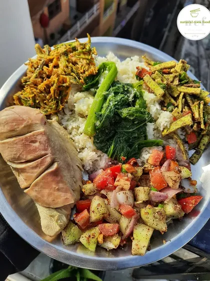 A comforting meal of boiled chicken breast, stink bean (yongchak) singju, a fresh vegetable salad, and crispy bora.