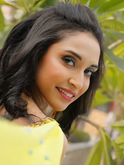 A close-up of the bride's mehendi look, featuring a unique green winged eyeliner that creatively matches her colorful outfit.