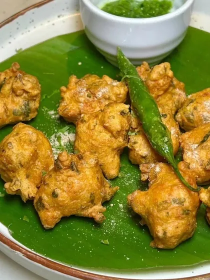 Crispy onion pakodas served with green chutney. This classic rainy-day snack was a popular item at my Kolhapuri Konkan food pop-up.
