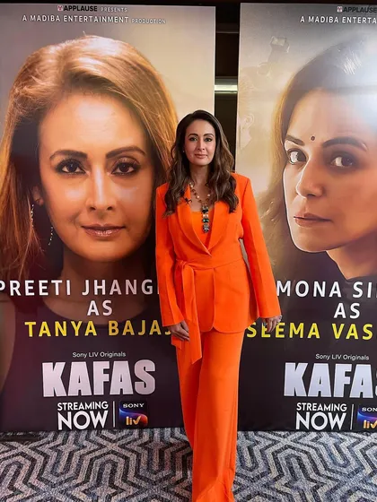 For the 'KAFAS' screening, I gave Preeti Jhangiani soft, open waves. This relaxed yet polished hairstyle was perfect for the premiere event.