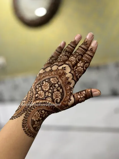 Mehendi is not just about heavy designs. I also teach the beauty of modern Arabic mehandi, focusing on clean lines, open space, and elegant floral patterns that look so graceful on the hand.