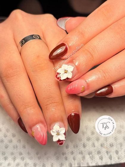 A beautiful combination of styles for a unique bridal look. This set features deep red nails, a soft pink ombré, and delicate white 3D flowers for a touch of romance.