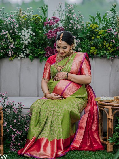 A full view of the beautiful Valaikappu drape. The pleats are arranged carefully around the baby bump for both comfort and elegance.