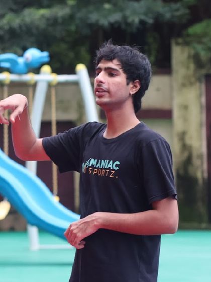 A coach gives instructions to his players. Clear communication and expert guidance are central to our training philosophy.