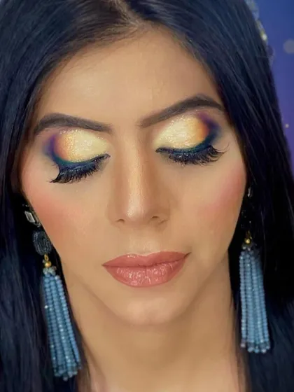 I love playing with color to create unique eye makeup looks. This sunset-inspired eyeshadow blend, paired with dense, fluffy lashes, shows how creative we can get to match your outfit or mood.