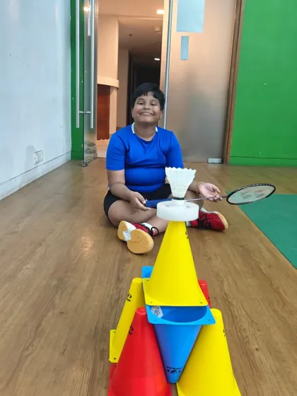 Balancing a shuttle on a cone tower is a fun challenge that improves hand-eye coordination and focus. We mix these creative games into our sessions to keep things exciting.