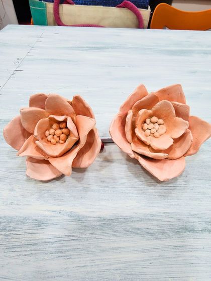 These are sample flowers created for a client. Before starting any project, I create these small sculptures to help the client feel the texture and approve the design, ensuring the final artwork aligns perfectly with their vision.