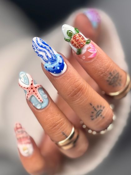 This angle showcases the sculpted starfish and jellyfish. I use high-quality gel to build these 3D figures, ensuring every detail is perfect, from the texture of the starfish to the flow of the tentacles.