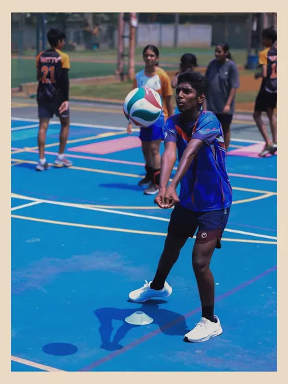 A player demonstrates a clean underarm pass, a fundamental skill we drill relentlessly at the academy. A solid defense starts with a perfect pass.