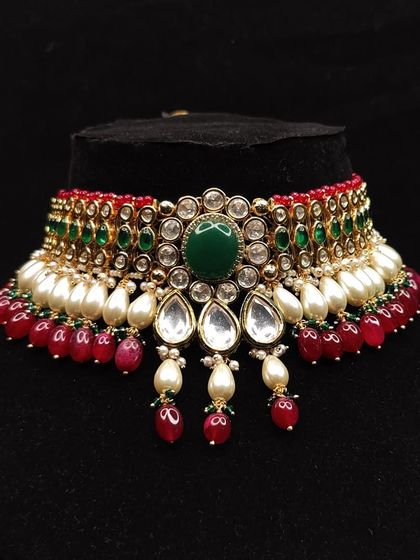 This choker features a classic combination of red, green, and pearl, making it a timeless choice for any bride.
