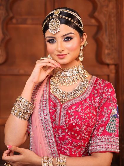 A perfect blend of tradition and modernity. The clean, defined eye makeup and radiant skin create a fresh look that beautifully contrasts with the traditional jewellery and attire.