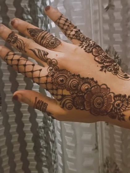 A delicate and modern Arabic design on the back of the hand. This style features fine lines and intricate finger details, perfect for an elegant and contemporary look.