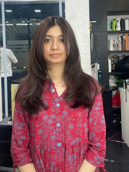A simple and chic layered haircut on medium-length hair, perfect for an everyday stylish look.