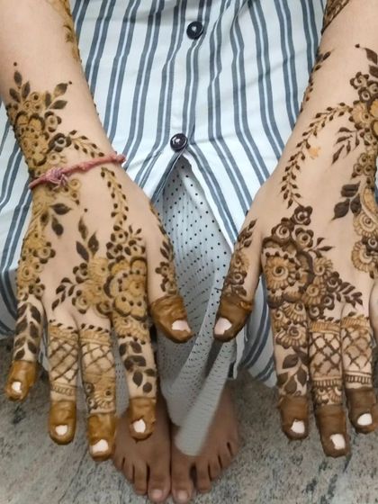 A beautiful floral design with delicate vines and leaves. The patterns are different on each hand, creating a custom look that is both artistic and elegant.