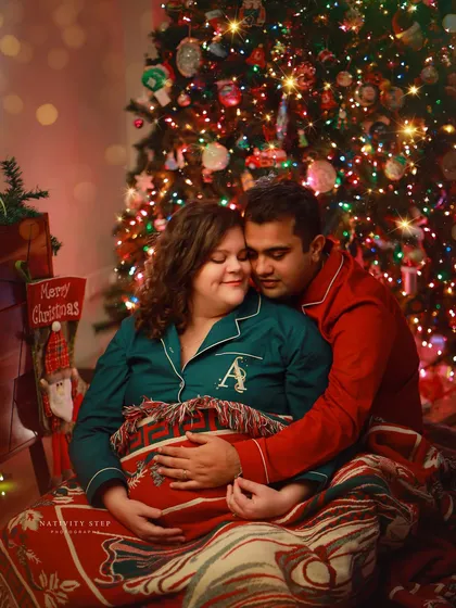 We also offer themed sessions, like this cozy Christmas maternity shoot. It's a wonderful way to celebrate the holiday season and your growing family.
