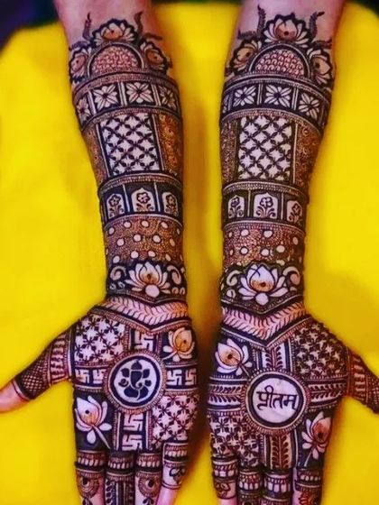 This design combines spiritual elements like the Ganesha motif and the Om symbol with the groom's name (Pritam) for a truly personalized and auspicious bridal look.