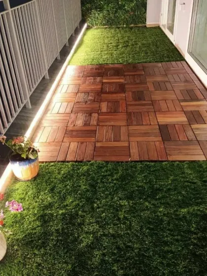 A finished balcony makeover combining artificial grass with wooden deck tiles. I added subtle floor lighting along the edge to enhance the atmosphere in the evening.
