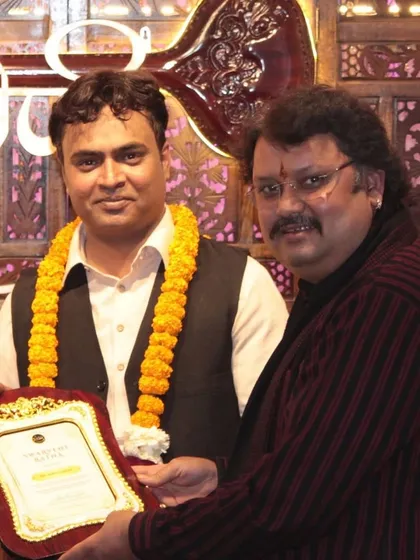 I am presenting a token of appreciation to Sh. Imran Khan after his mesmerizing Sarod and Rubab performance at our monthly baithak.