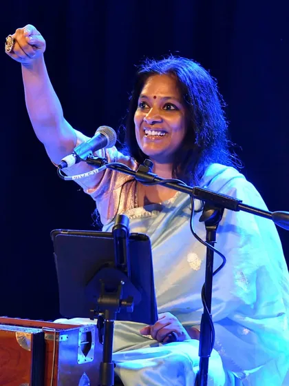 A moment of joy and expression during the 'HSV Namana' tribute concert. It was an unforgettable evening celebrating a great poet.