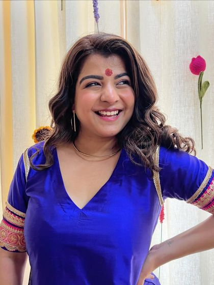 A close-up smile in front of my handmade flower wall. Each flower is crafted with care, and together they create a truly special and personal decoration.