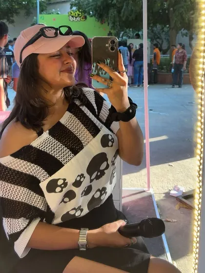 A quick behind the scenes mirror selfie before hitting the stage at DTU. Got my mic, my funky outfit, and I'm ready to go.