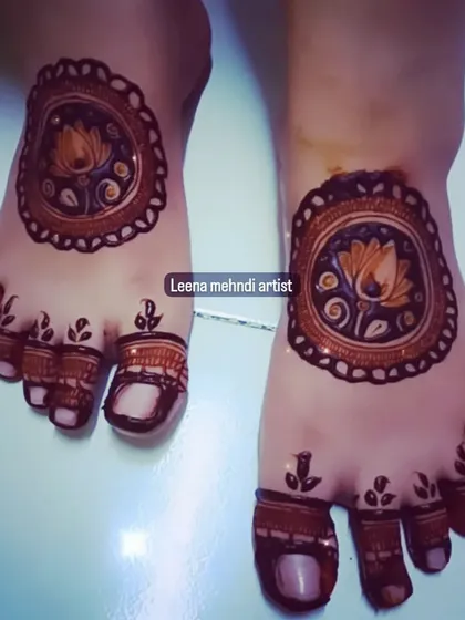 A simple and cute mandala design for the feet. This is a great option for festivals or parties, adding a touch of henna without being too heavy.