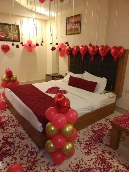 A look at the details, including the small balloon clusters and hanging roses that add depth to the overall design.