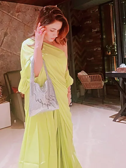 Here you can see how a modern, sparkling handbag adds a playful touch to this neon green fusion outfit. My accessory pairing advice focuses on creating a balanced and complete look.