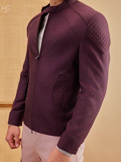 This maroon shacket with quilted shoulder and pocket details offers a sharp silhouette. It’s a piece that balances depth and ease with precision.