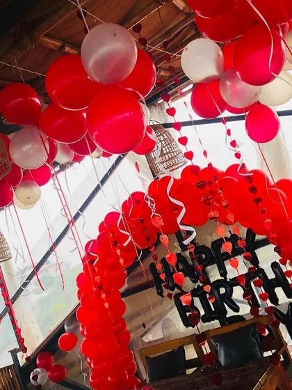 For this birthday, I created a large balloon arch in red and white. It serves as a great entrance or photo backdrop and works well in both indoor and semi-outdoor spaces.