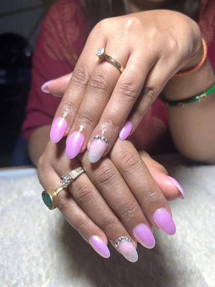 A soft lavender-pink set with a subtle cat-eye effect and a delicate rhinestone accent.