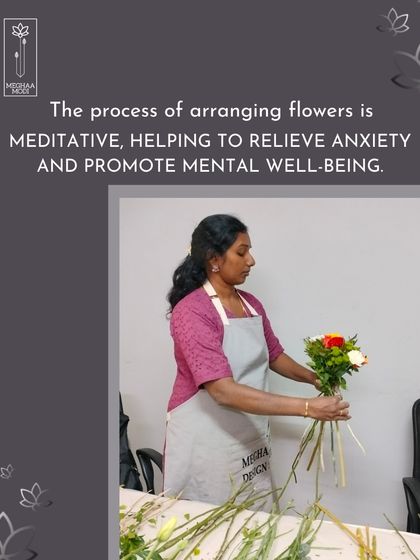 A student practices the spiral technique for a hand-tied bouquet. This meditative process is a great way to relieve anxiety and promote mental well-being, a key benefit of my workshops.