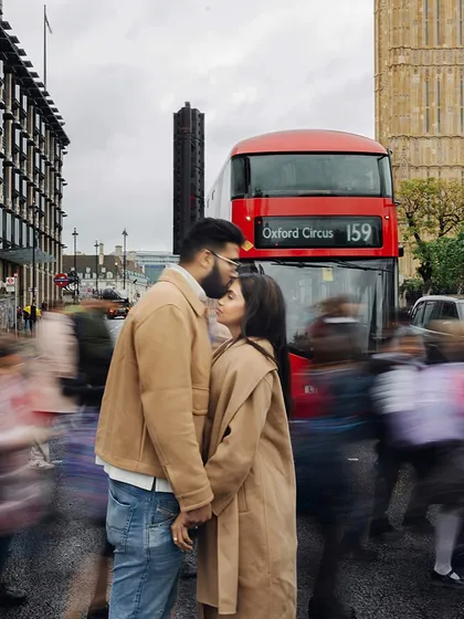 A moment of stillness amid the London rush. For this pre-wedding shoot, we styled the couple in coordinated trench coats, using earthy, wabi-sabi inspired tones to create a look that felt both timeless and perfectly at home against the iconic backdrop of the city.