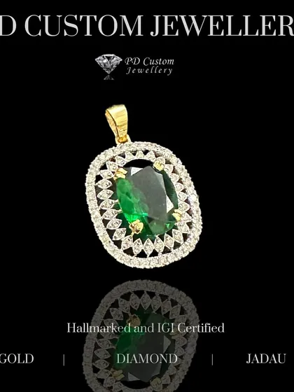 An elegant emerald and diamond pendant. The vibrant green stone is surrounded by a halo of IGI-certified diamonds, creating a piece where every detail reflects artistic mastery.