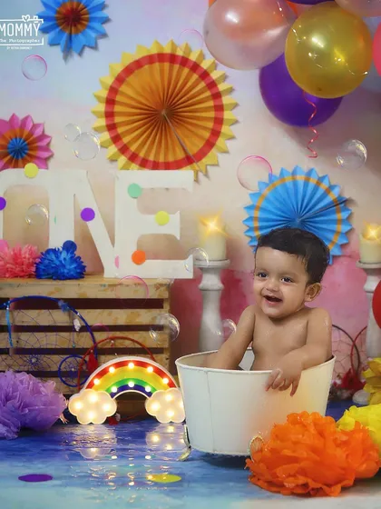 A splash of colour and a splash of water! This rainbow-themed first birthday shoot ends with a fun and bubbly bath, making for the cutest pictures.