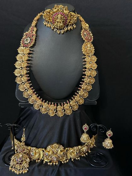 A traditional kasulaperu bridal set with a temple-style choker. The coin necklace is a timeless piece of South Indian jewellery, and this set makes it easy to achieve that heritage look.