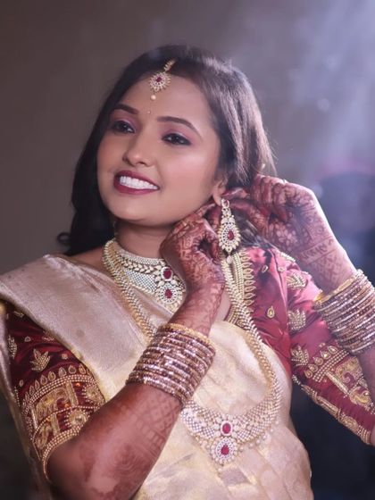 The complete look, with the bride ready for her reception. The makeup is bold yet elegant, perfect for the occasion.