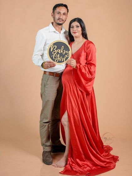 Announcing a "Baby Girl" with a cute prop! This is a wonderful way to personalize your couple's maternity photoshoot and share your joy.