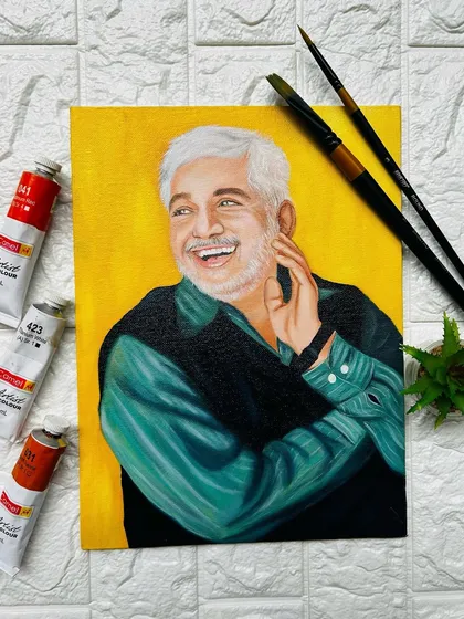 I also work with oil paints to create realistic and detailed portraits. This piece was a commission that took over 20 hours, carefully blending colors to capture a warm and genuine smile on canvas.