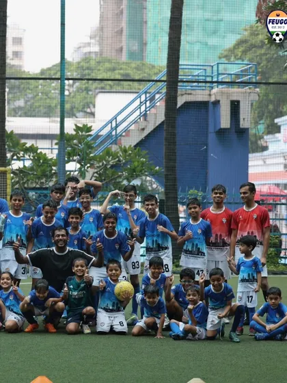 Our academy players gathered for a memorable group photo with 4x world record holder and freestyle sensation, Archis Patil. We believe in creating inspiring experiences for our students.