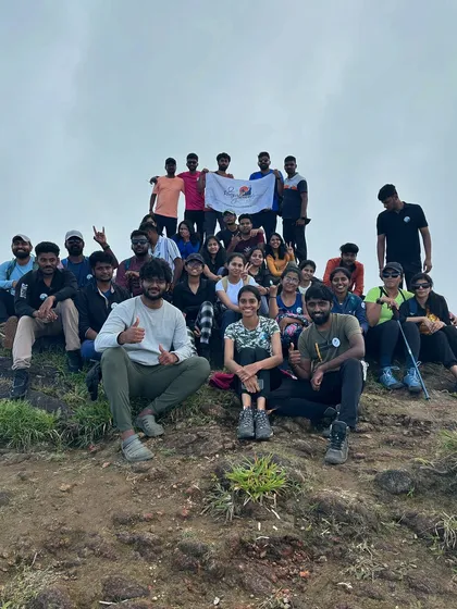 A large group photo from one of our Kumara Parvatha batches.