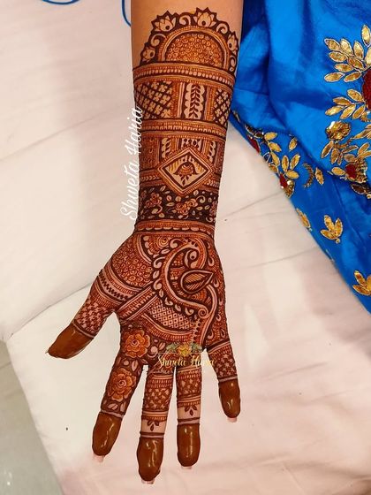 A classic design for the groom's sister, with peacock and check patterns that are both traditional and elegant.