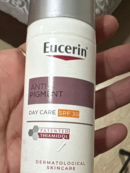 This Eucerin Anti-Pigment day cream contains the patented ingredient Thiamidol. It is an effective and gentle solution for correcting dark spots caused by sun exposure or hormonal changes by targeting the enzyme responsible for melanin production.