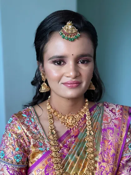 A classic South Indian reception look for the beautiful Priyanka. I balanced a shimmering eyeshadow with a soft pink lip to complement her vibrant silk saree and traditional gold jewellery, ensuring she looked elegant and timeless.