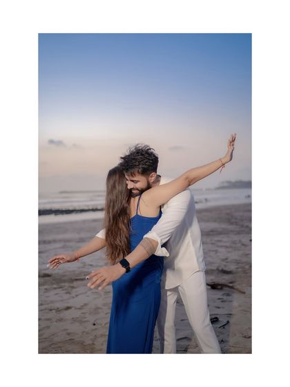 A classic romantic pose, reminiscent of a famous movie scene, set against the beautiful backdrop of the ocean. It’s a fun and timeless shot for a pre-wedding beach session.