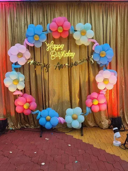 A simple and sweet balloon ring with pastel-colored balloon flowers. This setup is perfect for birthdays or anniversaries and can be customized with any message.