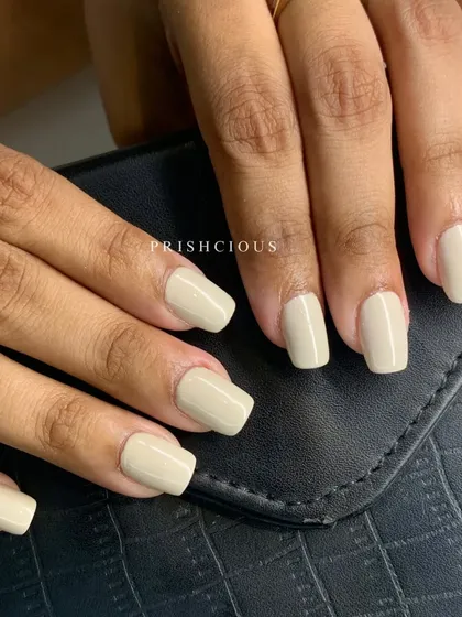 A simple and chic nude shade on temporary square-shaped extensions. This is a perfect everyday look that goes with everything.