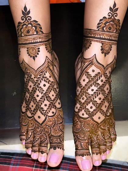 A classic and elegant design for bridal feet. The pattern features a beautiful net (jaal) design with leafy motifs, covering the entire foot.
