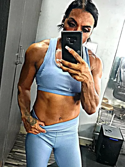 A mirror selfie showing my core and oblique definition. A six-pack is made in the kitchen, and I provide the exact nutritional blueprint to help you reveal yours.