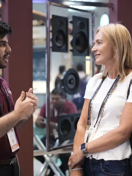 An international visitor discusses high-performance audio solutions with an exhibitor. Our expo attracts a global audience, providing a platform for cross-border partnerships and technology exchange.